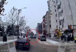 Elazığ’da dar yolda drift atan otomobil kamerada
