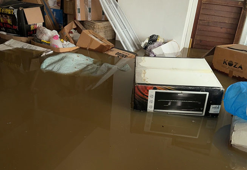 Avcılar'da 20 gün içerisinde 3 kez çöken yol toprakla dolduruldu; bodrum katı su bastı