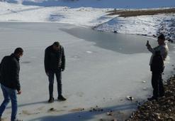 Donan göletin üzerinde hatıra fotoğrafı çektirdiler