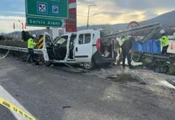 Otoyolda, hafif ticari araç bariyere çarptı: 2 ölü