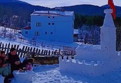 Kardan Kız Kulesi önünde çay keyfi