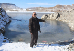 Baraj gölünün yüzeyi dondu