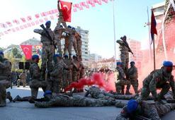 Adana’nın işgalden kurtuluşunun yıl dönümünde komandolardan tüfekli hareketler gösterisi
