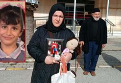 Üzerine koltuk düşen Ebrar’ın oyuncak bebeğiyle duruşmaya gelen annesi: Kimse bizi uyarmadı