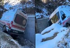 Adana’da buzlanma nedeniyle kayan ambulans şarampole düştü
