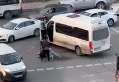 Pendik'te kırmızı ışıkta iki sürücü arasındaki yol verme kavgası kamerada