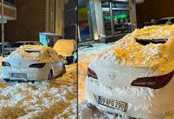 Çatıdan düşen kar kütlesi, park halindeki otomobile zarar verdi