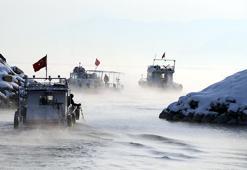 Balıkçılar, Van Gölü’ne buzları kırıp açılıyor