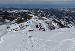 Deniz manzaralı yaylada kayak keyfi