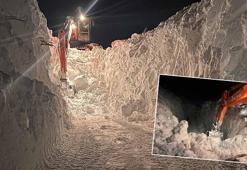 Çığ sonrası iş makinelerinin boyunu aşan kar kütleleriyle mücadele