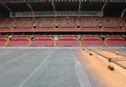 Hava sıcaklığı eksi 17 dereceyi gördü; Süper Lig ekibinin stadyumunun zeminine naylon örtü serildi