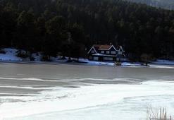 Gölcük Tabiat Parkı’ndaki göl buz tuttu