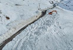 Çığ nedeniyle kapanan Van-Çatak kara yolunda ulaşım tek şeritten verilmeye başlandı