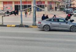Otomobilin üstüne sinyalizasyon direği devrildi
