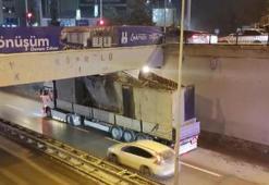 Beton blok taşıyan TIR, alt geçitte sıkıştı