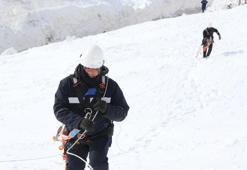 Elektrik ekiplerinin çığ bölgesinde arızaları gidermek için zorlu mücadelesi