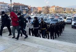 İzmir'de fuhşa aracılık eden şüphelilere operasyon; 8 gözaltı