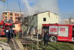 Arnavutköy'de 2 katlı metruk bina alev alev yandı