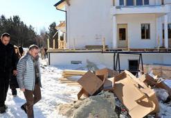 Vali Polat, Çıldır Gölü kıyısındaki kütük ev inşaatını inceledi