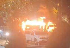 Barakada çıkan yangın park halindeki minibüs ile hafif ticari araca sıçradı