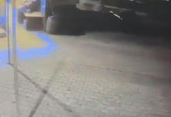 Arnavutköy'de cami avlusunda silahlı saldırıya uğrayan kişi yaralandı; olay kamerada