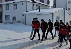 Göle’de dondurucu soğukta hayvanları beslediler