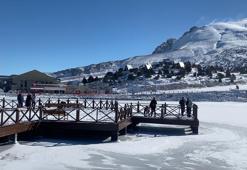 Erzincan'da Ardıçlı Gölü buz tuttu
