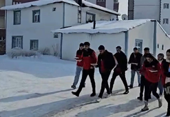 Göle’de dondurucu soğukta hayvanları beslediler