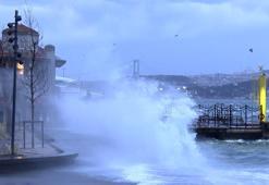 İstanbul’da fırtına etkili oluyor; Beşiktaş’ta dev dalgalar oluştu