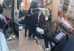 Bayrampaşa'da kamyonetten kayan malzeme işçinin üzerine düştü; o anlar kamerada