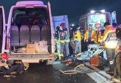 Servis minibüsü, sac yüklü kamyona çarptı: 7 yaralı