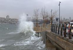 Üsküdar sahilinde fırtına etkili oldu; dev dalgalar oluştu