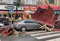 Esenler'de fırtınada 4 katlı binanın çatısı uçtu; 2 otomobil hasar gördü