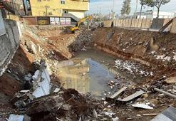 Temel kazısında binanın istinat duvarı çöktü; 150 kişi tahliye edildi