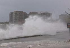 Fırtına nedeniyle Zeytinburnu Sahili'nde dev dalgalar oluştu