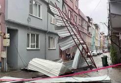 Bursa’da fırtına ve kuvvetli yağış; çatılar uçtu, deniz taştı
