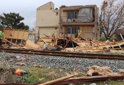 Denizli'de fırtına; çatılar uçtu, ağaçlar devrildi