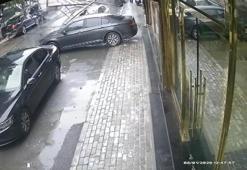Güngören'de binanın çatısının araçların üzerine düştüğü anlar kamerada