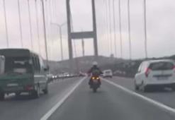 Fırtınada köprüyü geçmeye çalışan motosikletlilere diğer araçlar kalkan oldu