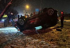 Kütahya’da aynı kavşakta yarım saat arayla 2 otomobil takla attı: 3 yaralı