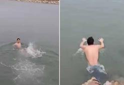 Soğuk havaya aldırmadan denize girip, yüzdü