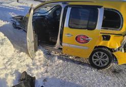 Kayseri'de yolcu minibüsü ile taksi çarpıştı: 1'i ağır 16 yaralı