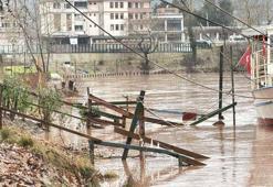 Eriyen kar ile sağanak birleşti; Bartın Irmağı taştı