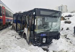 Yolcu treni, hemzemin geçitte belediye otobüsüne çarptı; 1 yaralı