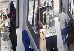 Silahla soymaya geldiği kuyumcu azarlayınca kaçtı; o anlar kamerada