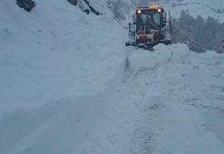 Tunceli’de yola çığ düştü