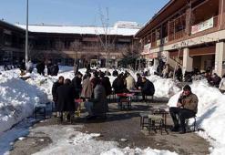 Kar kütlelerinin arasında masa kurup, çay içtiler