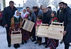 Karda poşetle kayan köy çocuklarına kızak hediyesi