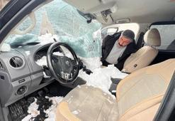 Üst geçitte biriken kar kütlesi, aracın üzerine düştü: 1 yaralı