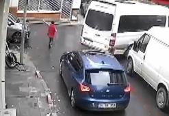 Bayrampaşa'da bir çocuğun, ambulansa yol açmak için sarfettiği çaba güvenlik kameralarına yansıdı